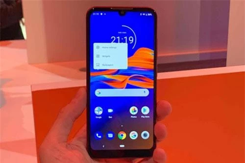 Nhờ được sơn phủ lớp nano nên Moto E6 Plus có khả năng “miễn nhiễm” khi đi trời mưa hoặc vô tình làm đổ nước vào.