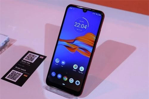 Moto E6 Plus sử dụng tấm nền màn hình IPS LCD 6,1 inch, độ phân giải HD Plus (1.560x720 pixel), mật độ điểm ảnh 282 ppi. Màn hình này được chia theo tỷ lệ 19,5:9, thiết kế dạng giọt nước, chiếm 80% diện tích mặt trước. 