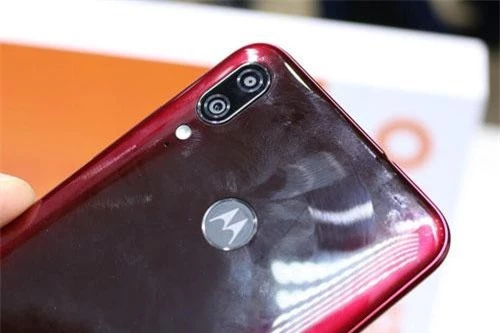 Moto E6 Plus được Motorola trang bị camera kép ở mặt lưng với độ phân giải 13 MP, khẩu độ f/2.0 có khả năng lấy nét theo pha và cảm biến phụ 2 MP giúp chụp ảnh xóa phông. Bộ đôi này được trang bị đèn flash LED. 