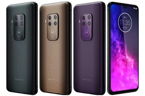 Motorola One Zoom có 3 tùy chọn màu sắc gồm xám điện, tím vũ trụ và màu đồng. Giá bán của máy tại Mỹ là 450 USD (tương đương 10,46 triệu đồng).