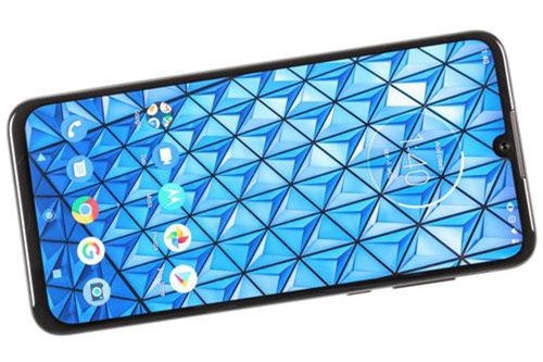One Zoom sử dụng tấm nền màn hình Super AMOLED kích thước 6,39 inch, độ phân giải Full HD Plus (2.340x1.080 pixel), mật độ điểm ảnh 403 ppi. Màn hình này được chia theo tỷ lệ 19,5:9, thiết kế dạng giọt nước.
