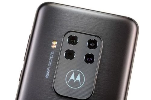 Motorola One Zoom được trang bị 4 camera sau. Cảm biến chính 48 MO, khẩu độ f/1.7 cho khả năng lấy nét theo pha, chống rung quang học (OIS). Cảm biến thứ hai 8 MP, f/2.4 giúp zoom quang học 3x, OIS. Cảm biến thứ ba 16 MP, f/2.2 cho ống kính góc rộng 117 độ. Ống kính còn lại 5 MP giúp chụp ảnh xóa phông. Bộ tứ này được trang bị đèn flash LED kép, quay video 4K. 