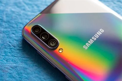 Ba camera sau của Samsung Galaxy A50s gồm cảm biến chính 48 MP, khẩu độ f/2.0 cho khả năng lấy nét theo pha. Cảm biến góc rộng 8 MP, f/2.2. Ống kính thứ ba 5 MP, f/2.2 giúp chụp ảnh xóa phông và tăng cường độ sâu trường ảnh. Bộ ba này được trang bị đèn flash LED, quay video Full HD. 