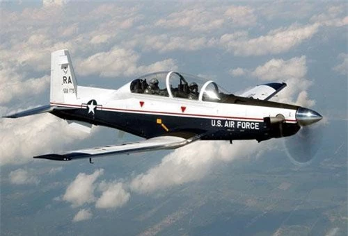 Có tên đầy đủ là Beechcraft T-6 Texan II, loại máy bay huấn luyện sơ cấp một động cơ này là một trong những loại máy bay mà mọi phi công tiêm kích của Không quân Mỹ đều phải "qua tay". Nguồn ảnh: Wiki.