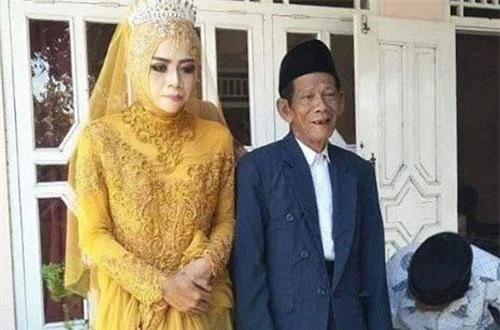Nuraeni bên người chồng mới cưới, hơn cô tới 56 tuổi. Ảnh: Instagram.