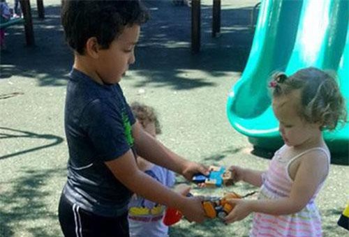 Bà mẹ gây bất ngờ với quan điểm dạy con không cần chia sẻ đồ với người khác nhưng được tán thưởng ầm ầm