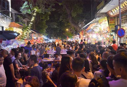 Hàng ngàn người chen lấn dạo chợ Trung thu truyền thống