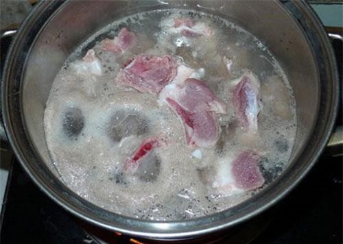 Sự thật đằng sau nồi nước hầm thịt, xương sủi đầy bọt