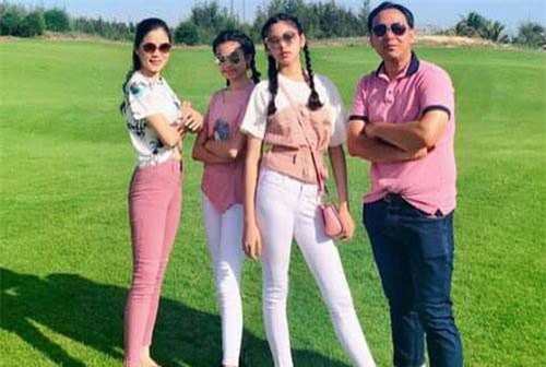 Toàn diện dresscode nhưng nhà MC Quyền Linh vẫn không giấu nổi "công chúa" Lọ Lem xinh như hoa hậu, chân dài miên man