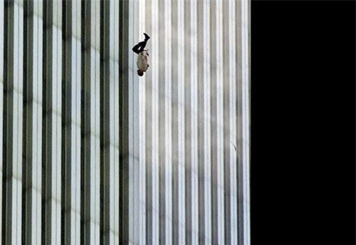 Bức ảnh lịch sử chụp một người đàn ông nhảy từ độ cao 400m của tòa nhà phía Bắc của Trung tâm thương mại Mỹ khi không tìm được cách thoát khỏi biển lửa khi bị tấn công khủng bố ngày 11/9/2001.