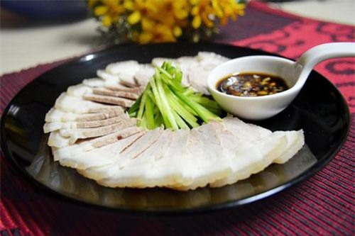 Muốn luộc thịt lợn thơm ngọt, không bị hôi và chín đều lại loại được mọi chất độc thì cho thêm thứ này vào