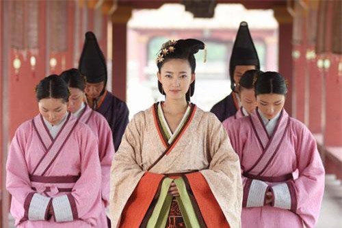 Hoàng hậu xinh đẹp dám ngoại tình với thái giám, không từ thủ đoạn hại em gái để cướp ngôi