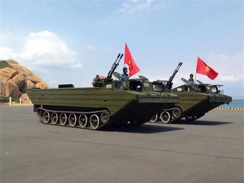 Nhờ được trang bị pháo phòng không ZU-23-2 mà xe lội nước PTS-M của Việt Nam còn có khả năng chống máy bay bay thấp. Ảnh: Quân đội nhân dân.