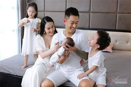 Vợ chồng Tuấn Hưng - Thu Hương (Hương Baby) kết hôn vào tháng 4/2014 và hiện tại, cặp đôi đã có với nhau các thiên thần xinh xắn là bé Su Hào, bé Son và thành viên mới tròn một tháng có nickname bé Sâm.