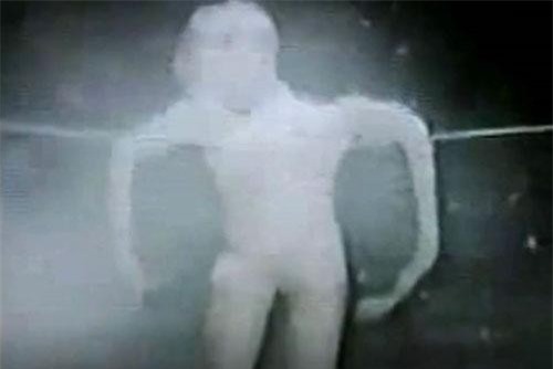 CLIP HOT (12/9): ‘Lạc lối’ với body của chân dài người Brazil, người ngoài hành tinh bị điện giật chết