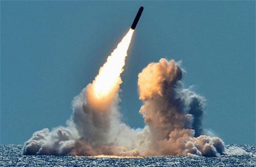 Hải quân Mỹ liên tiếp thị uy sức mạnh bằng tên lửa Trident II D5
