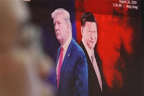 Một màn hình máy tính hiển thị hình ảnh của Tổng thống Mỹ Donald Trump và Chủ tịch Trung Quốc Tập Cận Bình.