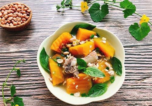 Canh bí đỏ nấu cùng lạc vừa ngon vừa bổ dưỡng