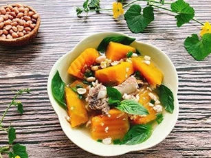 Canh bí đỏ nấu cùng lạc vừa ngon vừa bổ dưỡng