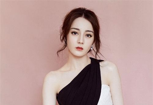 Khuôn mặt xinh đẹp hóa ra lại là điểm hạn chế của Địch Lệ Nhiệt Ba