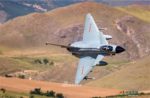 Cận cảnh J-10 2 chỗ ngồi hiếm của Không quân Trung Quốc