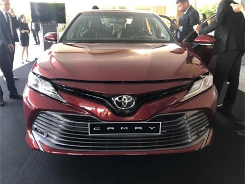 Cuộc chiến xe sedan giá 1 tỷ: Toyota Camry bất ngờ ế ẩm