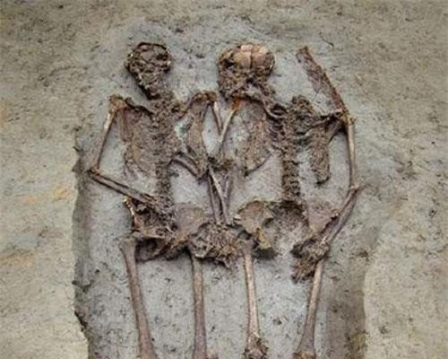 Kỳ quái 2 hài cốt nam tình tứ nắm tay trong mộ cổ