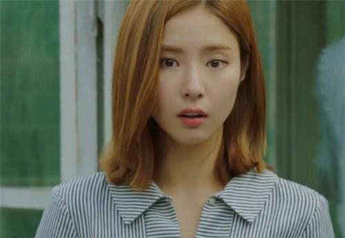 Bất ngờ gặp chồng ở bàn đối diện khi đi ăn cùng hội bạn, nhưng người ngồi cùng anh mới khiến tôi choáng váng