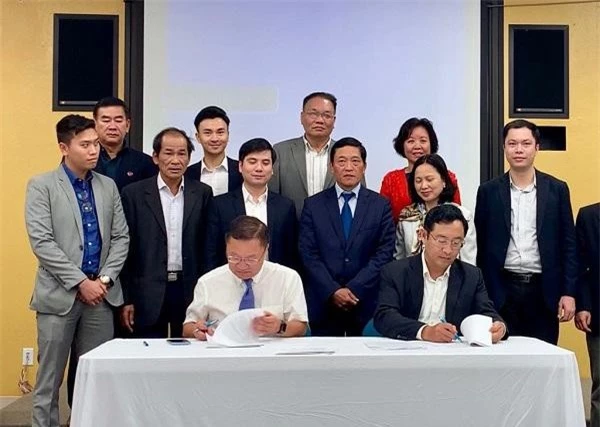 Lễ ký kết giữa đại diện Cục Phát triển thị trường và doanh nghiệp khoa học và công nghệ (Bộ KH &CN) và Ai20X trước sự chứng kiến của Thứ trưởng Bộ KH&CN Trần Văn Tùng