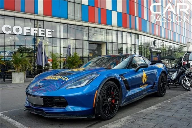 Mới đây nhất thì một chiếc xe thể thao Chevrolet Corvette Z06 màu độc đã bị bắt gặp khi đậu tại một trung tâm thương mại tại khu vực quận Tân Bình. Xe sở hữu màu xanh Laguna khá lạ lẫm ở phần ngoại thất và là chiếc Z06 màu xanh duy nhất tại Việt Nam. 