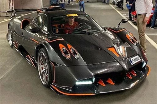 Trước khi siêu xe Pagani Huayra Imola xuất hiện, phiên bản với hiệu năng cao nhất thuộc dòng hypercar này từng là Huayra BC. Trên thực tế, những thông tin đầu tiên về Huayra Imola đã bị rò rỉ khi chiếc xe bị bắt gặp khi đang thử nghiệm trên đường đua hồi tháng 3 năm nay, và vào lúc đó giới thạo tin vẫn cho rằng nó sẽ có tên gọi Huayra Dragon.