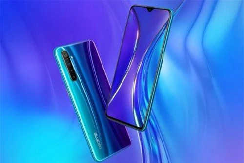 Realme XT được trang bị chip Qualcomm Snapdragon 712 lõi 8 với xung nhịp tối đa 2 GHz, GPU Adreno 616. RAM 4 GB/ROM 64 GB, RAM 6 RB/ROM 64 GB và RAM 8 GB/ROM 128 GB, có khe cắm microSD chuyên dụng với dung lượng tối đa 256 GB. Hệ điều hành Android 9.0 Pie, được tùy biến trên giao diện người dùng ColorOS 6.0.