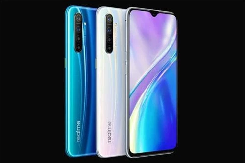 Realme XT có 2 màu trắng ngọc trai và xanh ngọc. Giá bán của phiên bản RAM 4 GB tại Ấn Độ là 15.999 Rupee (tương đương 5,23 triệu đồng). Phiên bản RAM 6 GB có giá 16.999 Rupee (5,56 triệu đồng). Nếu muốn sở hữu bản RAM 8 GB, khác hàng phải chi 18.999 Rupee (6,21 triệu đồng).