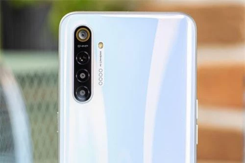 Điểm nhấn đáng chú ý nhất của Realme XT là việc máy sở hữu 4 camera sau với cảm biến chính 64 MP, khẩu độ f/1.8 cho khả năng lấy nét theo pha. Cảm biến thứ hai 8 MP, f.2.2 cho ống kính góc rộng 119 độ.Cảm biến thứ ba 2 MP, f/2.4 giúp tăng độ sâu trường ảnh, chụp ảnh xóa phông. Ống kính macro 2 MP, f/2.4. Bốn camera này được trang bị đèn flash LED, quay video 4K. 