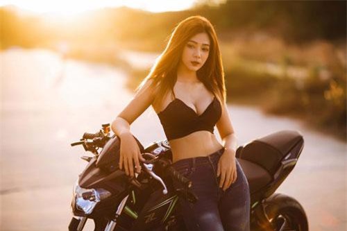 CLIP: ‘Nhức mắt’ với body của người mẫu xe hơi Thái Lan