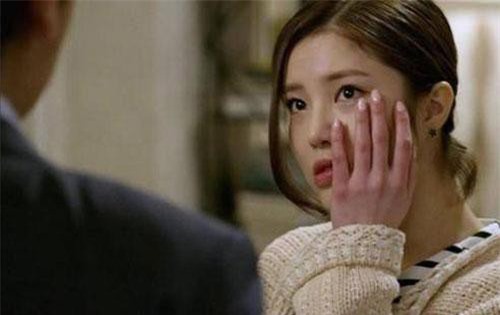 Đứng ngoài nghe lén thấy tôi kể xấu mẹ, chồng lao vào tát chảy máu mồm