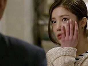 Đứng ngoài nghe lén thấy tôi kể xấu mẹ, chồng lao vào tát chảy máu mồm