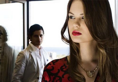 Mới quen, vợ trẻ đã 'ngã' vào tay sếp già của chồng