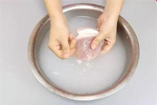 Đừng rửa trực tiếp, bạn phải dùng thứ này thịt lợn mới sạch hết bụi bẩn