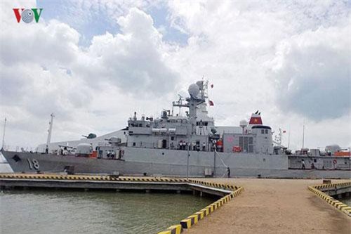 Pháo 6 nòng “có người lái” trên Tàu 18 Hải quân Việt Nam