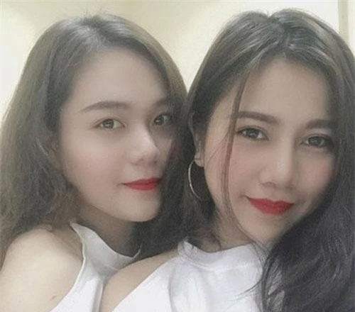 Tạ Việt Hà và Đinh Thị Thùy Dương (SN 1998, sinh viên ĐH Văn hóa Nghệ thuật Quân đội) là đôi bạn thân đang "gây sốt" MXH vì nhan sắc vừa xinh đẹp, vừa giống nhau như chị em sinh đôi.