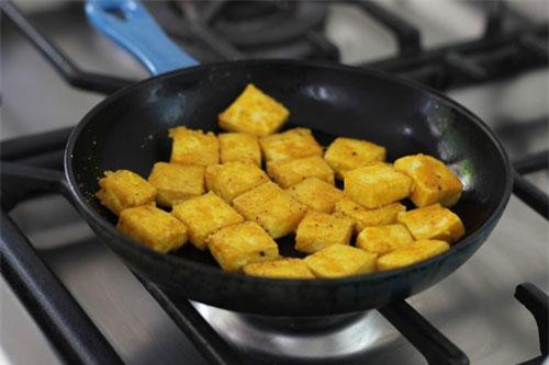 Bôi cái này xuống đáy chảo, rán đậu phụ không sợ dính lại vàng giòn mướt mắt
