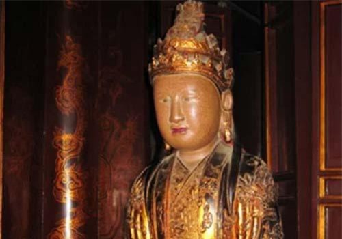 Tượng hoàng hậu hai triều Dương Vân Nga tại đền vua Lê ở Hoa Lư. Ảnh tư liệu Tượng hoàng hậu hai triều Dương Vân Nga tại đền vua Lê ở Hoa Lư. Ảnh tư liệu