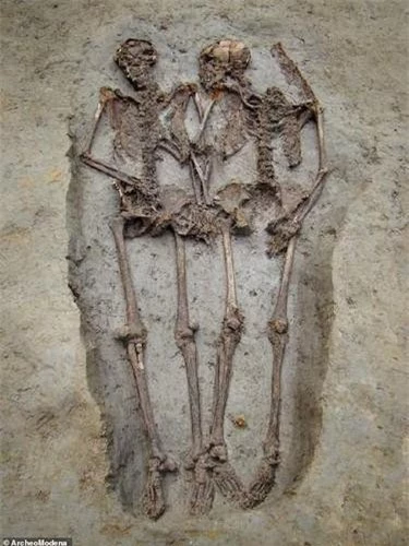 Vào năm 2009, các chuyên gia phát hiện 2 hài cốt nam giới tay nắm tay trong mộ cổ ở Italy khi thực hiện một cuộc khai quật. 