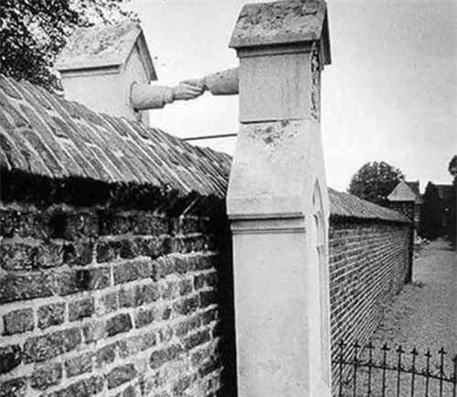 1. Vẫn nắm chặt tay nhau sau khi chết: Người phụ nữ theo Thiên chúa giáo, còn chồng bà theo đạo Tin lành, nên khi chết, hai người không được phép chôn cùng nhau. Ông JWC van Gorcum là trung tá kỵ binh và cảnh sát trưởng ở Limburg. Khi qua đời, ông được chôn cất trong khu vực Tin lành ở nghĩa trang. Vợ ông là bà George W van Aefferden thì được chôn tại khu Thiên chúa giáo. Hai người đã kết hôn năm 1842 khi bà Aefferden mới 22 tuổi và JWC van Gorcum 33 tuổi nhưng ông không thuộc giới quý tộc. 