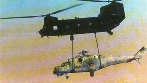 Trực thăng vận tải CH-47 Chinook đang cẩu chiếc Mi-25 mà tình báo Mỹ đánh cắp được. Ảnh: National Interest.