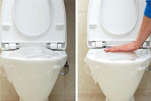 Xử lý bồn cầu tắc nghẹt giấy: Chỉ cần lấy màng bọc thực phẩm rồi làm theo cách này