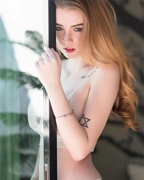 Jessie Vard là người mẫu nội y nổi tiếng ở Thái Lan và châu Á nhờ nét châu Âu nổi bật và thân hình nóng bỏng.