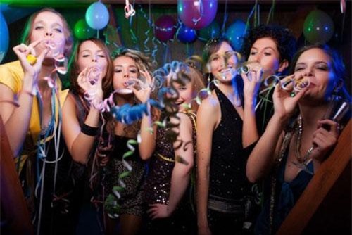 Lộ clip thác loạn trong tiệc độc thân, tôi bị nhà trai hủy cưới, cấm cửa