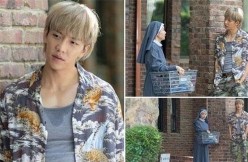 Lee Seung Gi gây sốc khi nhuộm tóc vàng hoe, ăn diện như bụi đời trong phim "Vagabond" khiến netizen đồng loạt kêu "không hợp"